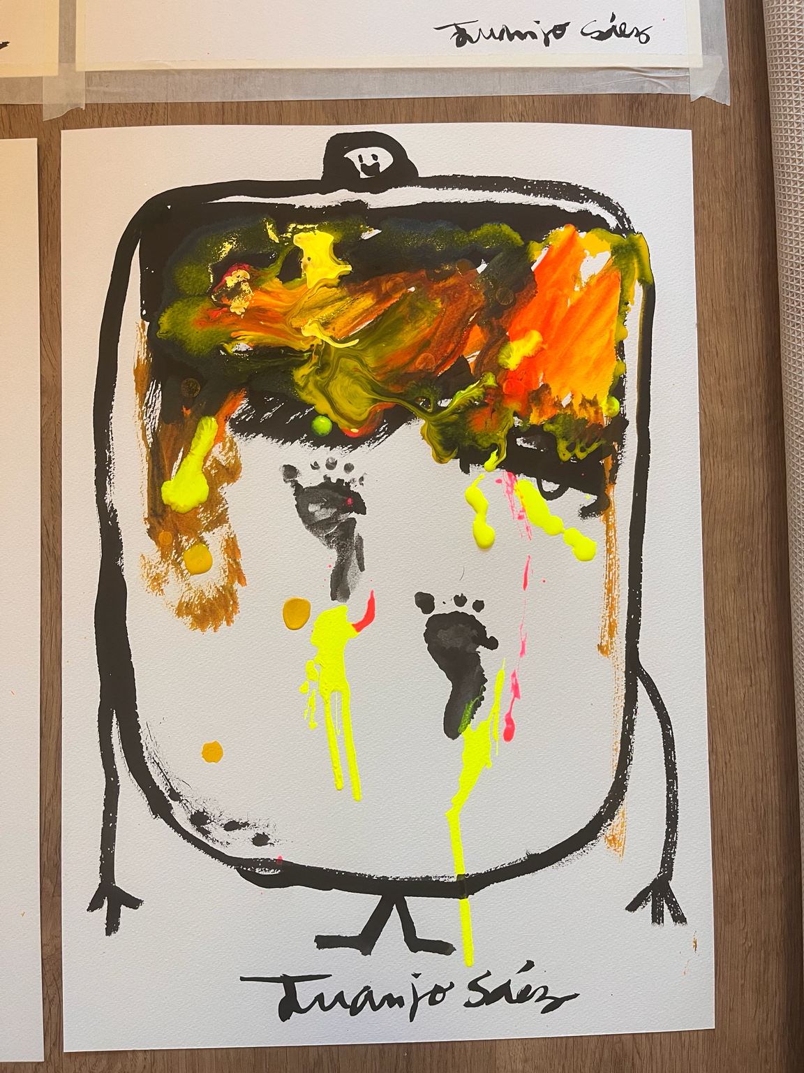 Huellas de bebé y su mamá, tinta china y anilinas sobre papel, obra original de Juanjo Sáez – detalle de la firma