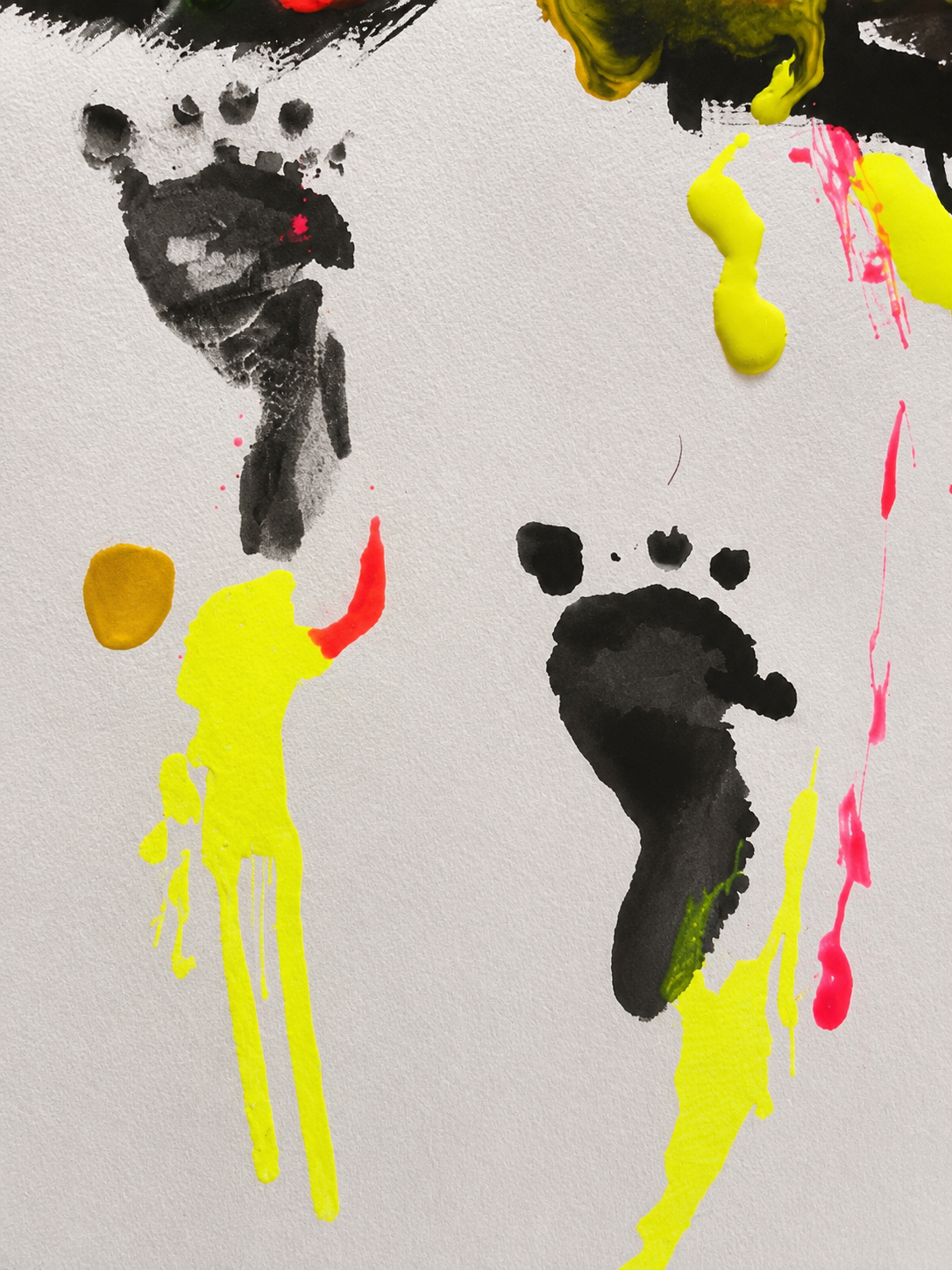 Huellas de bebé y su mamá, tinta china y anilinas sobre papel, obra original de Juanjo Sáez – vista de conjunto