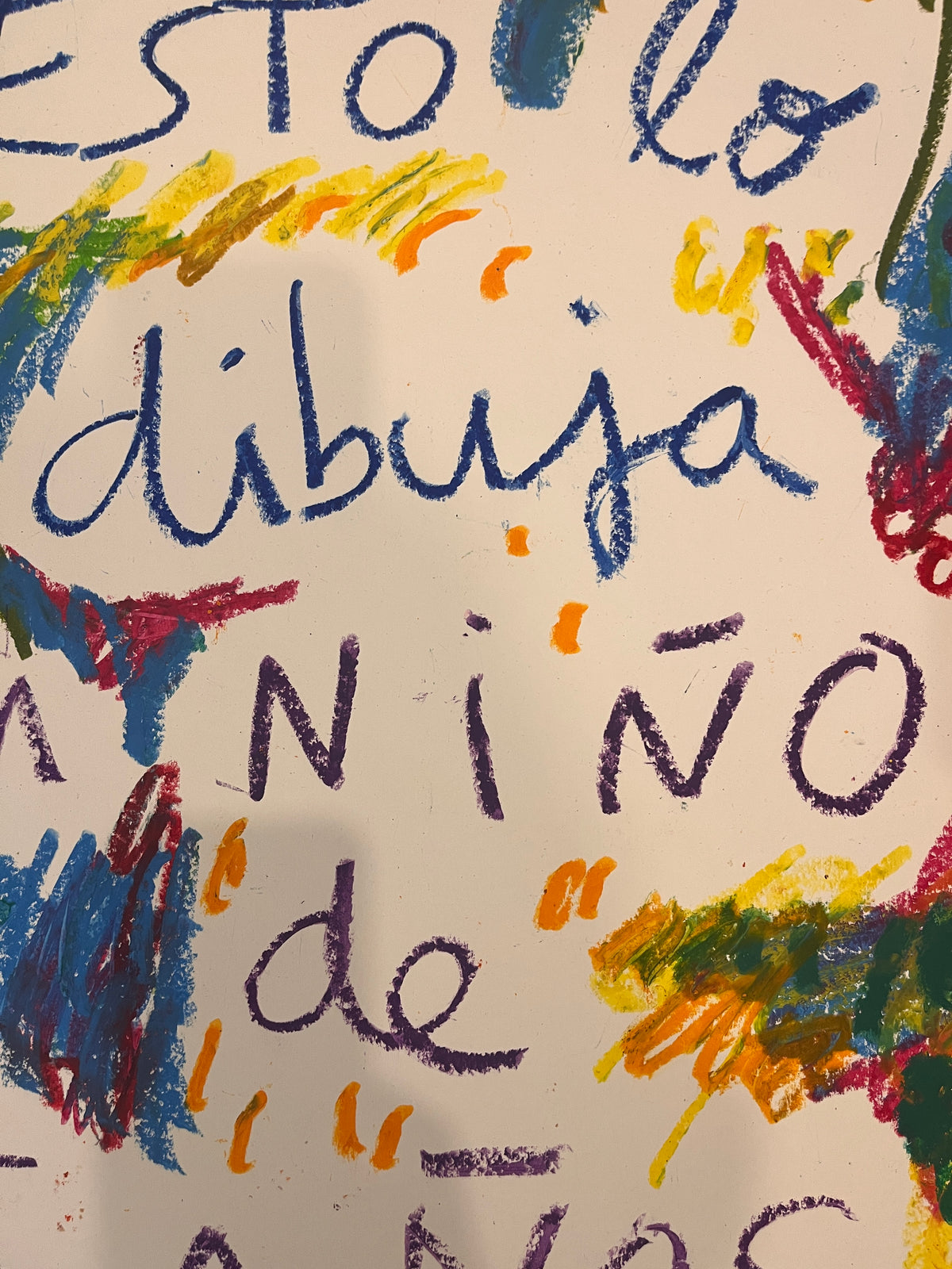 Esto lo dibuja un niño de 5 años, ceras grasas sobre papel Fabriano 70x50 cm, Juanjo Sáez. Foto 7